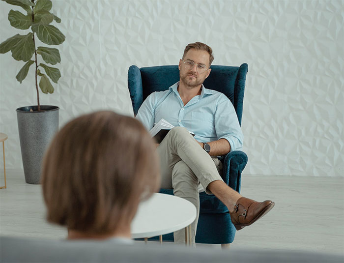 Couple Therapists Share The Most Common 'Red Flags' They Spot That Might Indicate The Relationship Is Problematic (30 Pics)