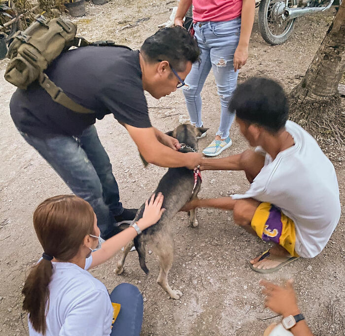 Dog Won't Stop Barking At This Stranger Who Stopped To Pet Him, Leads Him Into The Mountains To This Abandoned Baby Dog Won't Stop Barking At This Stranger Who Stopped To Pet Him, Leads Him Into The Mountains To This Abandoned Baby