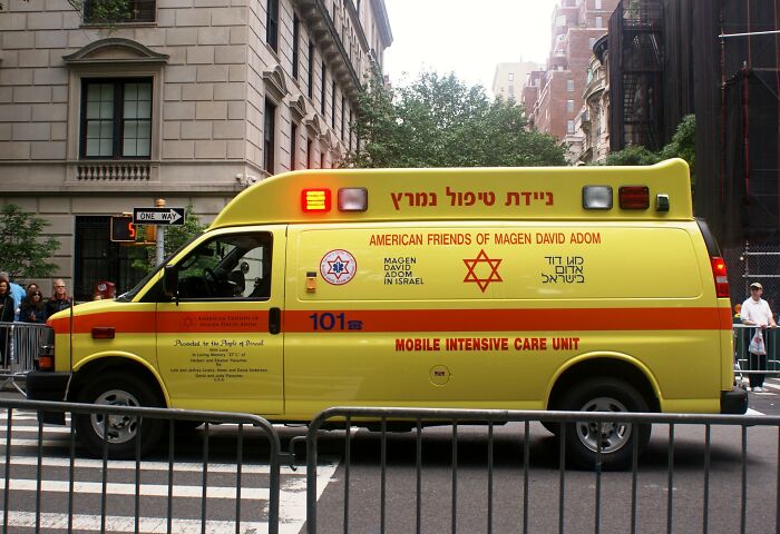 A Powerful Photo Of Muslim And Jewish Paramedics Praying Together Goes Viral A Powerful Photo Of Muslim And Jewish Paramedics Praying Together Goes Viral