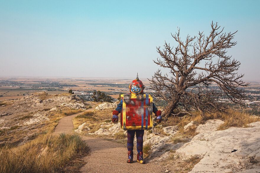 A Forgotten Toy Robot Searches For Their Home