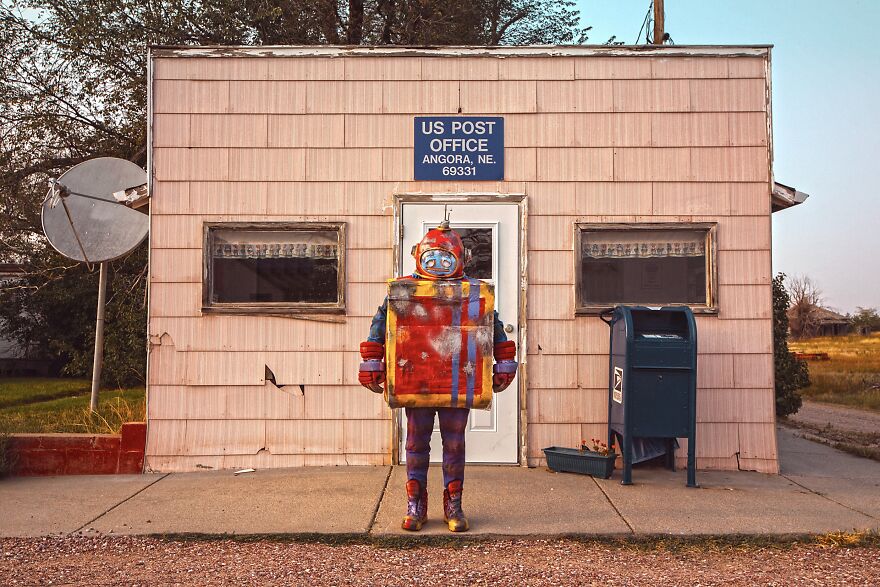 A Forgotten Toy Robot Searches For Their Home