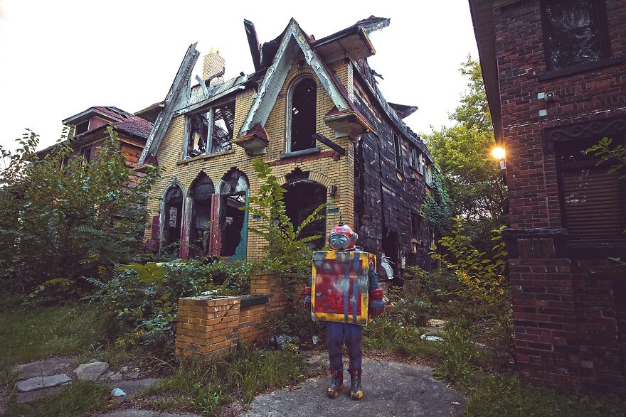 A Forgotten Toy Robot Searches For Their Home