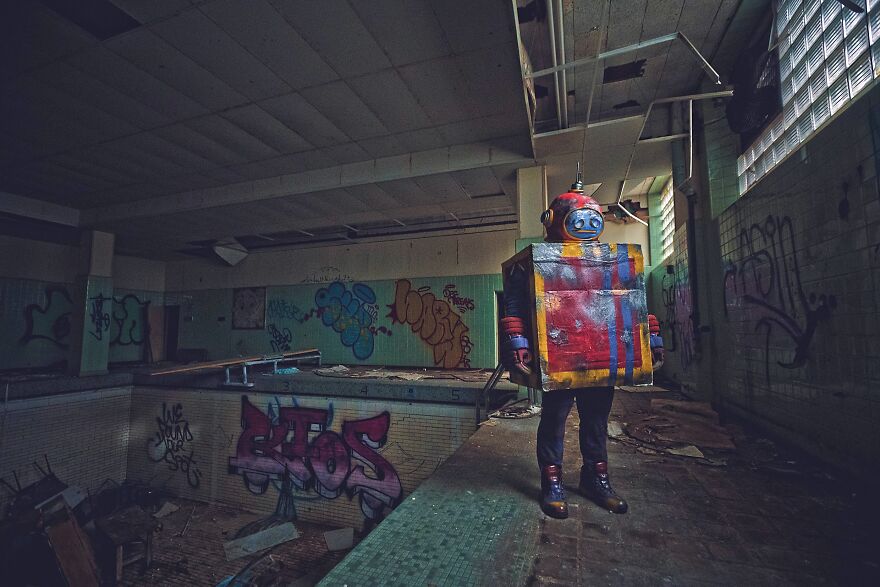 A Forgotten Toy Robot Searches For Their Home