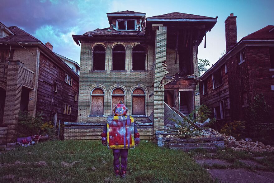 A Forgotten Toy Robot Searches For Their Home