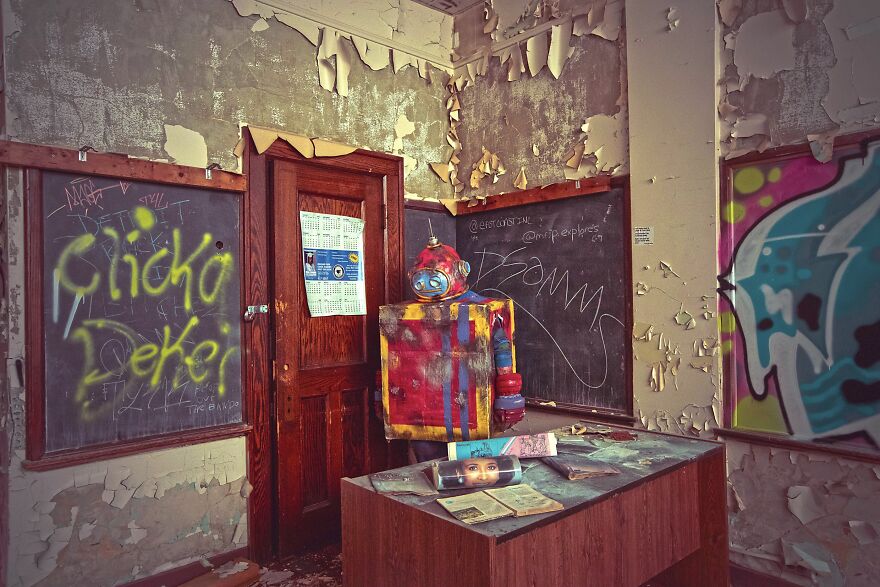 A Forgotten Toy Robot Searches For Their Home