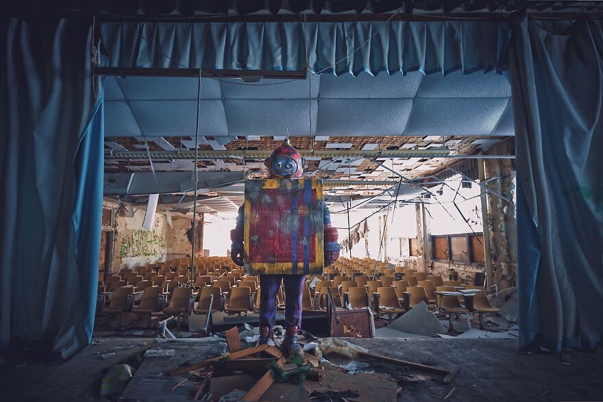 A Forgotten Toy Robot Searches For Their Home A Forgotten Toy Robot Searches For Their Home