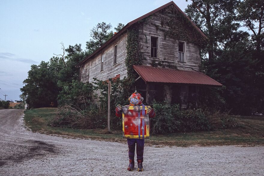 A Forgotten Toy Robot Searches For Their Home