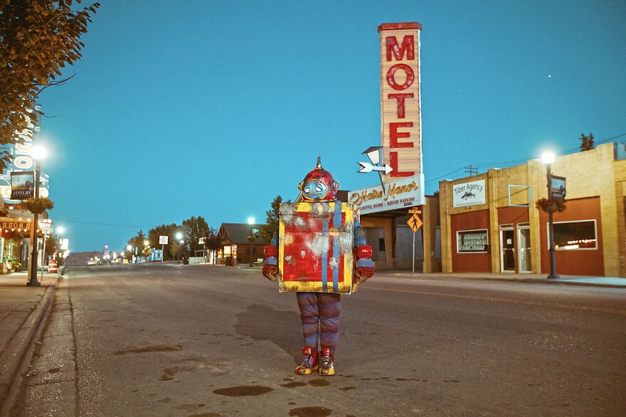 A Forgotten Toy Robot Searches For Their Home