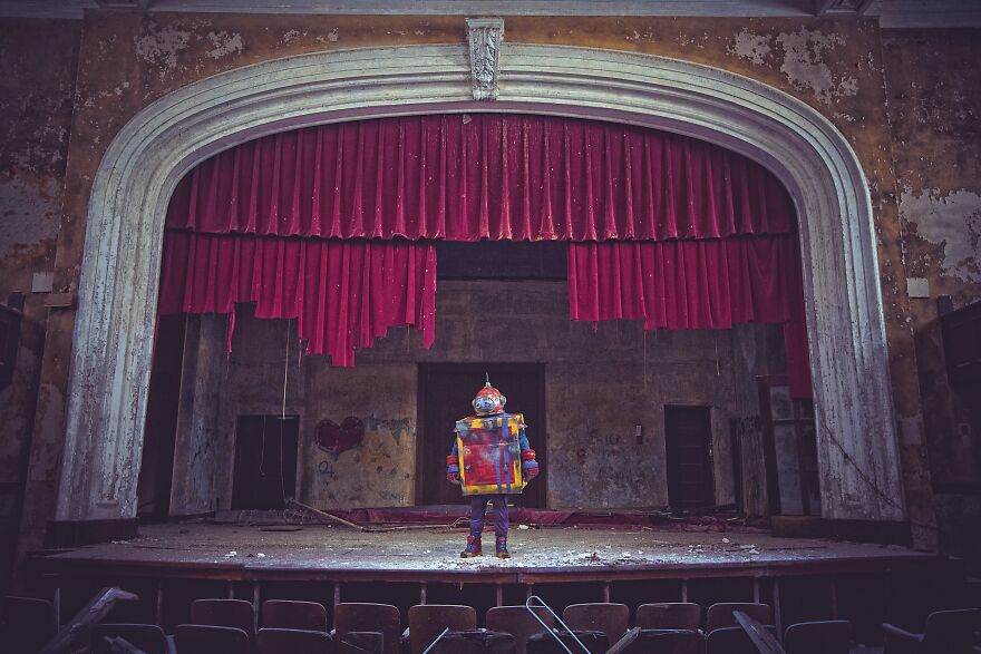 A Forgotten Toy Robot Searches For Their Home A Forgotten Toy Robot Searches For Their Home