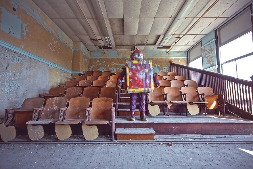 A Forgotten Toy Robot Searches For Their Home