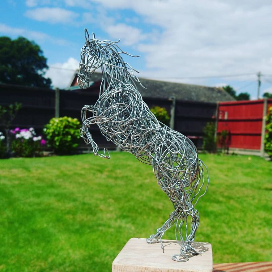 This Artist Makes Stunning Horse Sculptures Out Of Wire