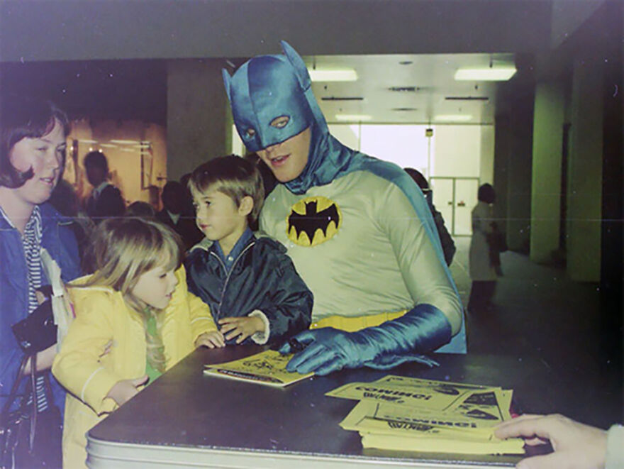 This Site Shares Scary Photos Of 'Superheroes' Posing Alongside Their Young Fans In Malls In The 1970s And 1980s