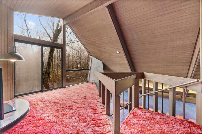 Couple Buys A ’70s Time-Capsule Carpeted Home For $161k, And The Internet Is Going Crazy Over It Couple Buys A ’70s Time-Capsule Carpeted Home For $161k, And The Internet Is Going Crazy Over It