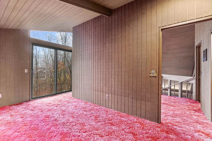 Couple Buys A ’70s Time-Capsule Carpeted Home For $161k, And The Internet Is Going Crazy Over It Couple Buys A ’70s Time-Capsule Carpeted Home For $161k, And The Internet Is Going Crazy Over It