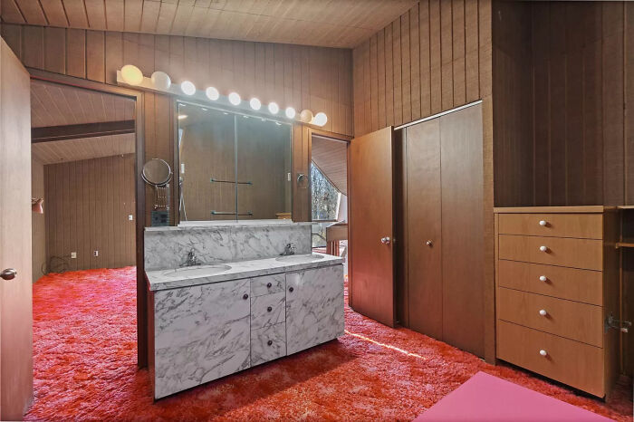 Couple Buys A ’70s Time-Capsule Carpeted Home For $161k, And The Internet Is Going Crazy Over It