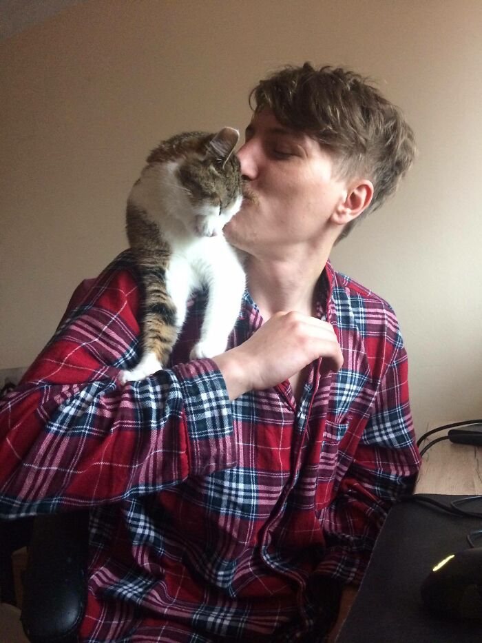 She Jumped On My Back Like A Parrot And Started Snuggling