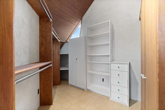 Couple Buys A ’70s Time-Capsule Carpeted Home For $161k, And The Internet Is Going Crazy Over It