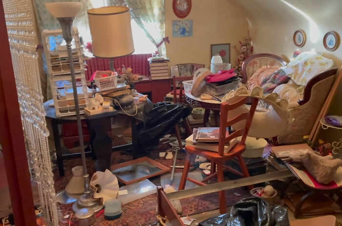 "This Was The Best Investment I Have Made": Late Piano Teacher's House Turns Out To Be A Hoarder House With 400K Worth Of Treasures "This Was The Best Investment I Have Made": Late Piano Teacher's House Turns Out To Be A Hoarder House With 400K Worth Of Treasures