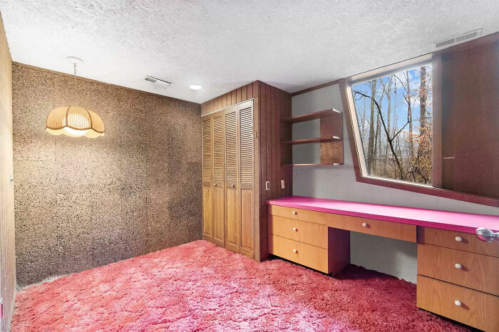 Couple Buys A ’70s Time-Capsule Carpeted Home For $161k, And The Internet Is Going Crazy Over It Couple Buys A ’70s Time-Capsule Carpeted Home For $161k, And The Internet Is Going Crazy Over It