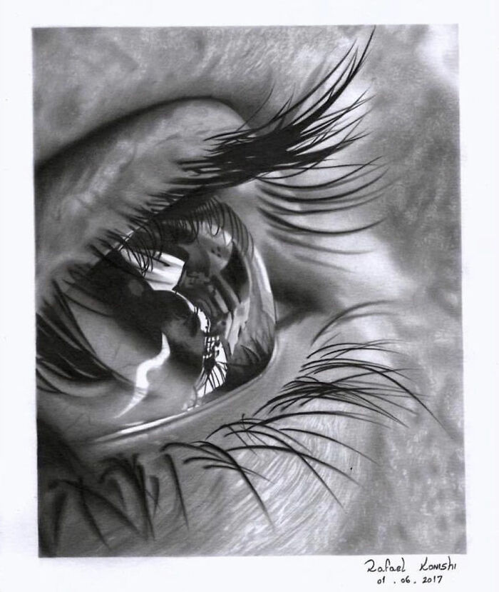 Realistic drawing of an eye with detailed eyelashes and reflections by artist Rafael Konishi.