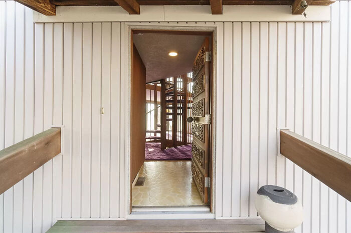 Couple Buys A ’70s Time-Capsule Carpeted Home For $161k, And The Internet Is Going Crazy Over It Couple Buys A ’70s Time-Capsule Carpeted Home For $161k, And The Internet Is Going Crazy Over It