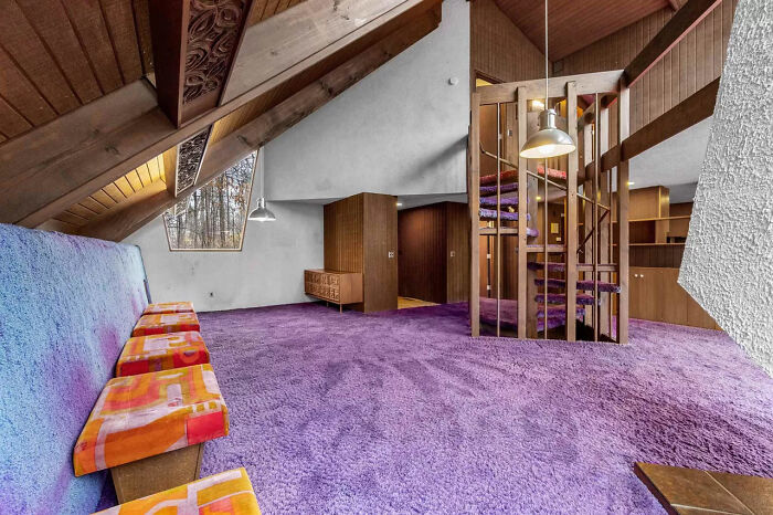 Couple Buys A ’70s Time-Capsule Carpeted Home For $161k, And The Internet Is Going Crazy Over It Couple Buys A ’70s Time-Capsule Carpeted Home For $161k, And The Internet Is Going Crazy Over It