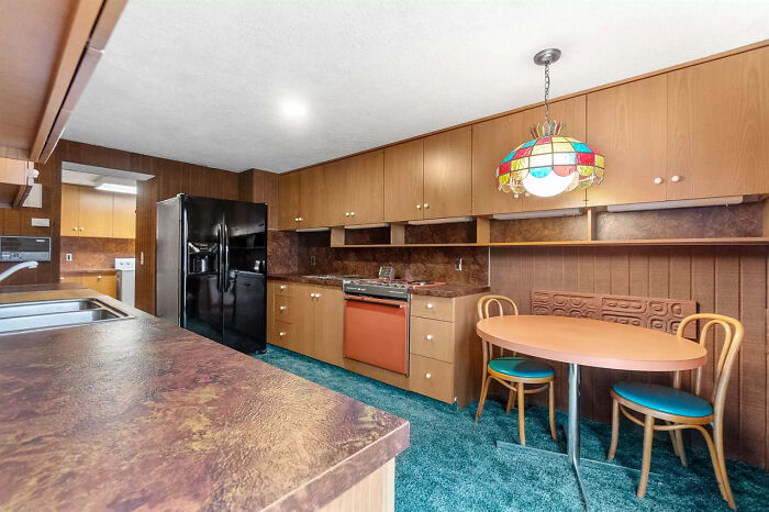 Couple Buys A ’70s Time-Capsule Carpeted Home For $161k, And The Internet Is Going Crazy Over It
