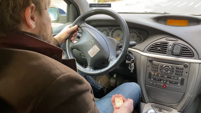 Man Finds An Abandoned Parrot Egg And Hatches It Into An Adorable Budgie Man Finds An Abandoned Parrot Egg And Hatches It Into An Adorable Budgie