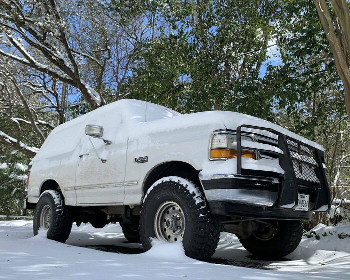 1996 Ford Bronco Sees Snow In Central Texas For The First Time!