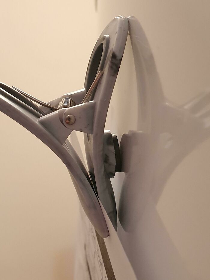 This Fridge Magnet Clip Where The Magnet Can't Make Full Contact