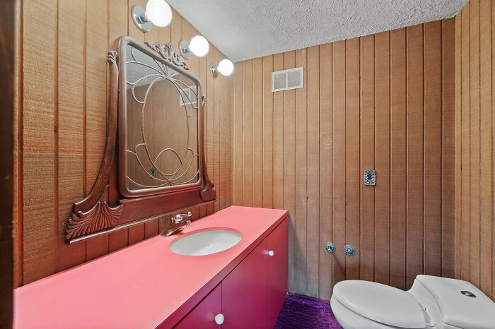 Couple Buys A ’70s Time-Capsule Carpeted Home For $161k, And The Internet Is Going Crazy Over It