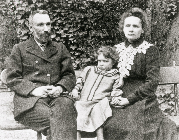 Vintage photo of a family sitting on a bench illustrating interesting facts people didn’t learn at school.