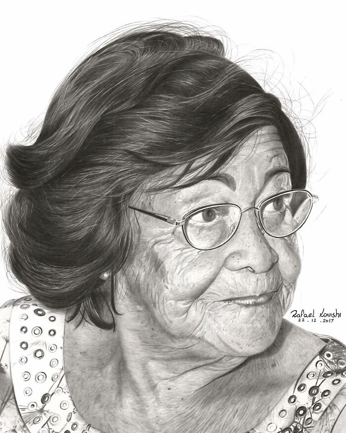 Realistic drawing of a woman wearing glasses by artist Rafael Konishi, showcasing intricate detail and texture.