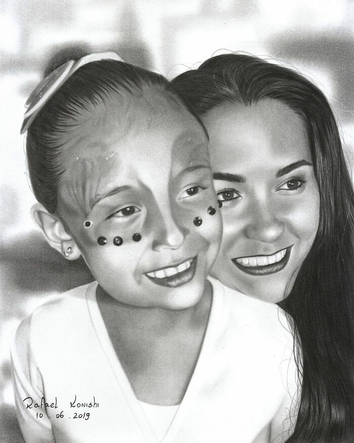 Realistic drawing by Rafael Konishi depicting two smiling people, showcasing intricate detail and lifelike expressions.