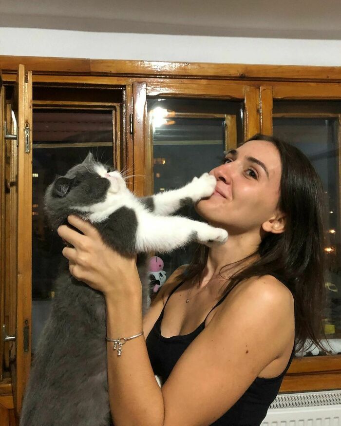 "This Human Doesn’t Understand What Social Distancing Really Means During Pandemic"