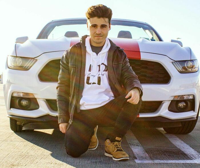 Guy Saves A Girl From A Creep By Pretending To Know Her And This Situation Illustrates A Big Problem