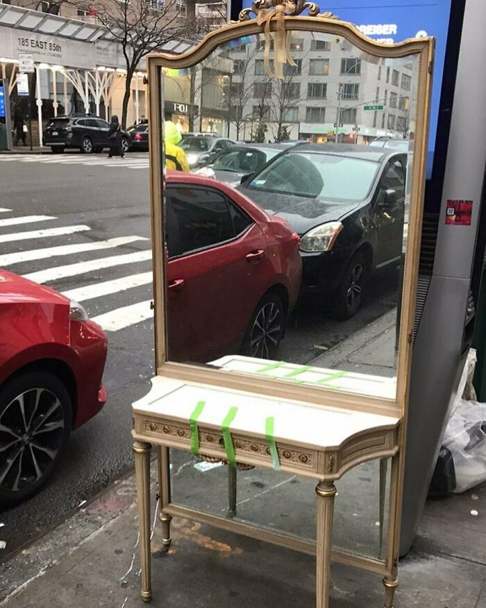 I Don’t Want To Be Dramatic, But The Streets Are Alive With The Sound Of Stooping This Afternoon! Se Corner Of E 85th And 3rd Ave In Manhattan