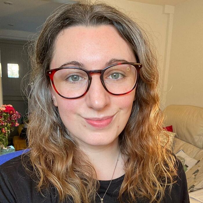 “I Vividly Remember Finding My First Grey Hair In The Car On The Way To School. My 14 Year Old Self Was Mortified So Of Course My Gut Reaction Was To Pull It Out. ‘Oh, You Shouldn’t Pull Them Out, They’ll Grow Back Tenfold’ (Did Anyone Else Get Told That?!). There Began The Start Of My Life As A Slave To Hair Dye (I’ve Got The Damage To Prove It!). I Was Dying It Religiously Every 6 Weeks, Going Through Cycles Of Using Box Dye Then Regretting It And Forking Out At A Salon. Until Lockdown Began. In April 2020 It Dawned On Me How Many Years I Have Left Ahead Of Me In That Constant Cycle Of Dying My Locks, Just Trying To Delay The Inevitable...! So Here Marks Probably The Midway Point Of My Grombre Journey. It Has Been Nearly 11 Months Since I Last Coloured My Hair, And I Actually Think My Greys Add A Little Bit Of Something Special 😊 Bring It On!!” @natassia_x #grombre #gogrombre #grombabe