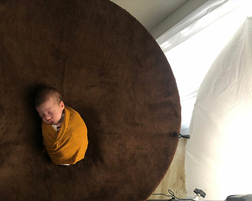 For His Newborn Daughter's Photoshoot, This Dad Recreated Famous Paintings He And His Wife Love For His Newborn Daughter's Photoshoot, This Dad Recreated Famous Paintings He And His Wife Love