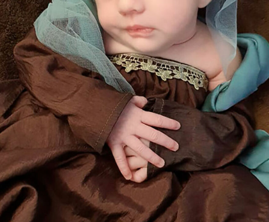 For His Newborn Daughter's Photoshoot, This Dad Recreated Famous Paintings He And His Wife Love For His Newborn Daughter's Photoshoot, This Dad Recreated Famous Paintings He And His Wife Love