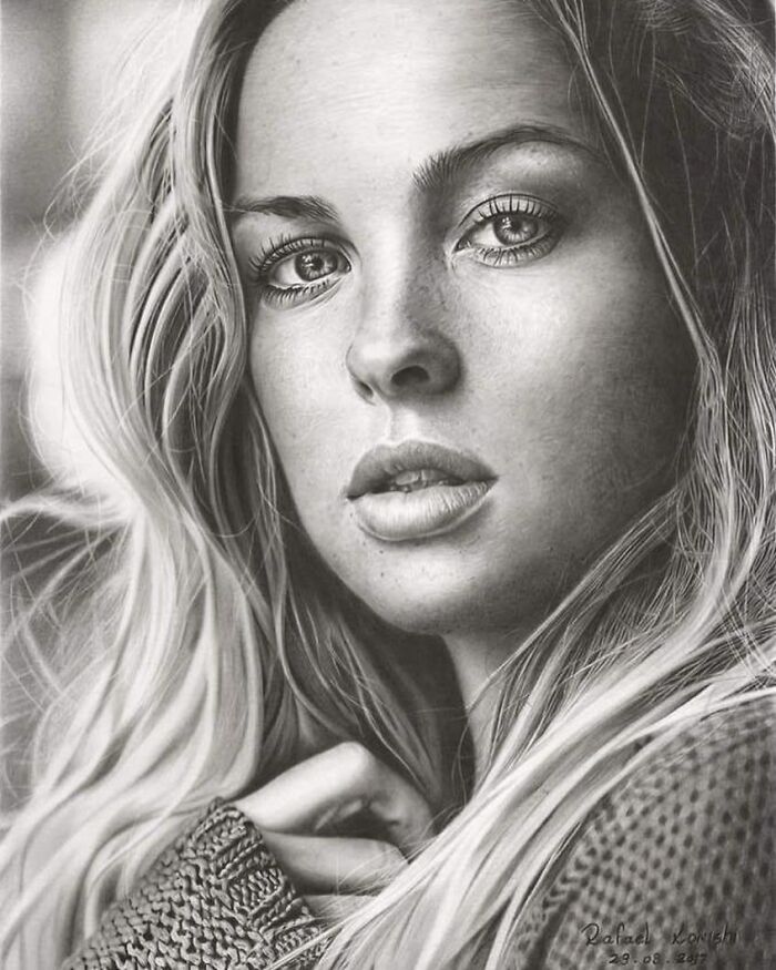 Realistic drawing by Rafael Konishi showcasing a detailed portrait of a woman with long hair and textured clothing.