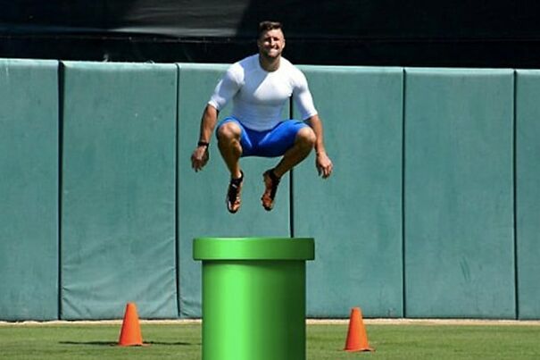 Tim-Tebow-Jumping-.jpg