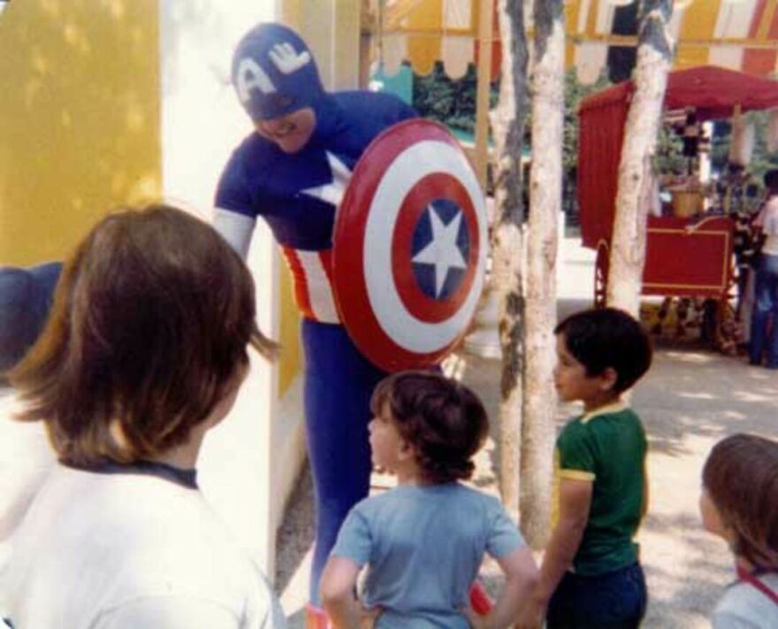 This Site Shares Scary Photos Of 'Superheroes' Posing Alongside Their Young Fans In Malls In The 1970s And 1980s