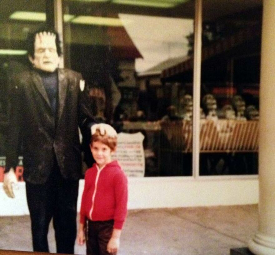 This Site Shares Scary Photos Of 'Superheroes' Posing Alongside Their Young Fans In Malls In The 1970s And 1980s