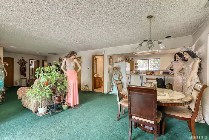 Ordinary-Looking House For Sale For $650,000 Has People Really Talking About What The Hell Is Going On In The Photos Ordinary-Looking House For Sale For $650,000 Has People Really Talking About What The Hell Is Going On In The Photos