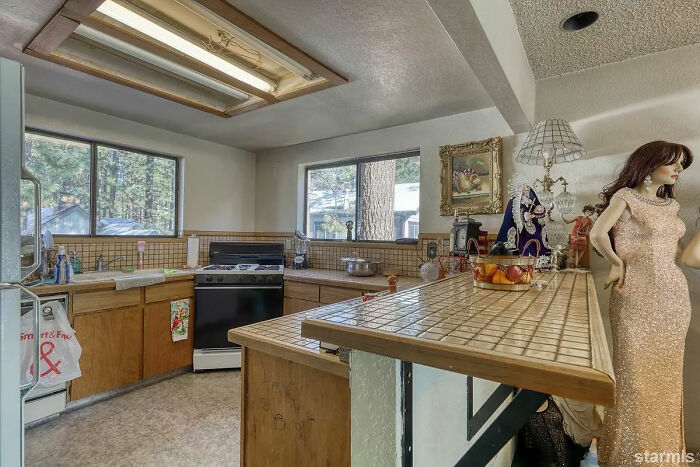 Ordinary-Looking House For Sale For $650,000 Has People Really Talking About What The Hell Is Going On In The Photos Ordinary-Looking House For Sale For $650,000 Has People Really Talking About What The Hell Is Going On In The Photos