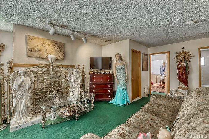 Ordinary-Looking House For Sale For $650,000 Has People Really Talking About What The Hell Is Going On In The Photos Ordinary-Looking House For Sale For $650,000 Has People Really Talking About What The Hell Is Going On In The Photos
