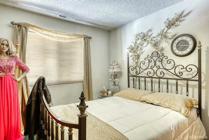 Ordinary-Looking House For Sale For $650,000 Has People Really Talking About What The Hell Is Going On In The Photos Ordinary-Looking House For Sale For $650,000 Has People Really Talking About What The Hell Is Going On In The Photos