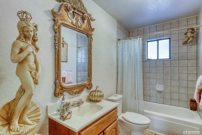 Ordinary-Looking House For Sale For $650,000 Has People Really Talking About What The Hell Is Going On In The Photos Ordinary-Looking House For Sale For $650,000 Has People Really Talking About What The Hell Is Going On In The Photos