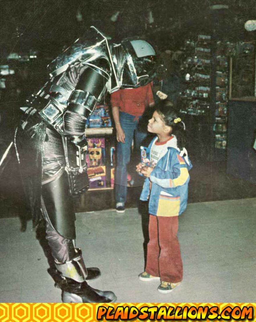 This Site Shares Scary Photos Of 'Superheroes' Posing Alongside Their Young Fans In Malls In The 1970s And 1980s